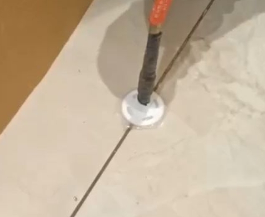 德兴瓷砖空鼓维修公司专业解答瓷砖在铺贴过程中，如果没有涂抹均匀到位的粘结材料（如水泥砂浆或瓷砖胶），可能会导致以下问题